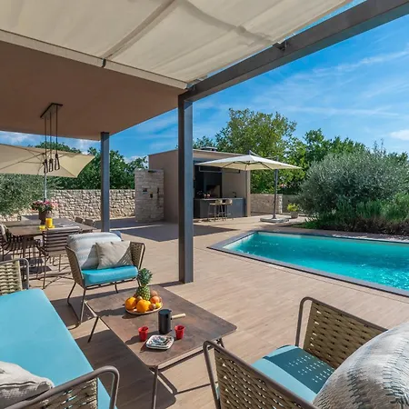 Dianas Garden Design *