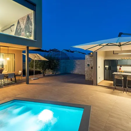 Dianas Garden Design Villa *